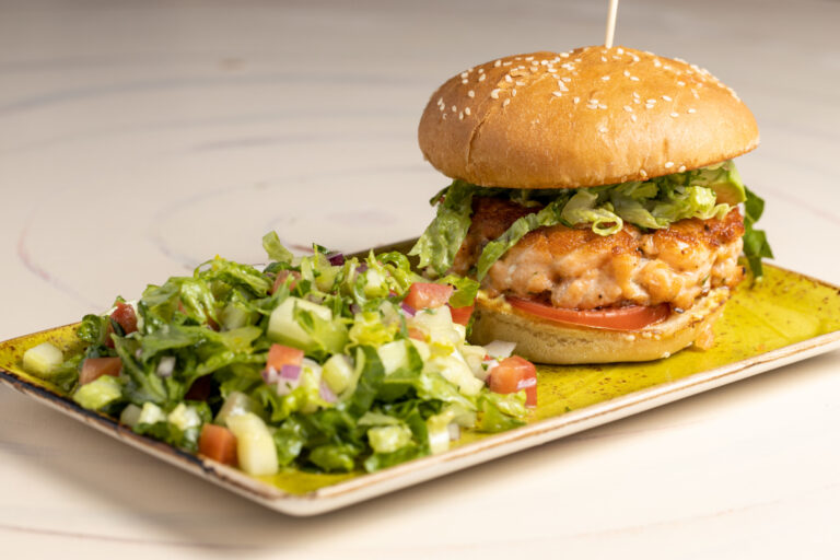306A0089 Salmon Burger web 768x512